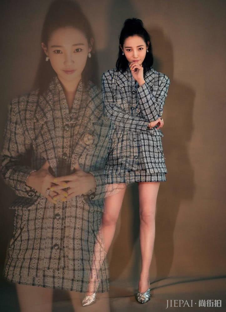 白百何换发型后越来越美，半丸子头搭西装，大长腿惊艳
