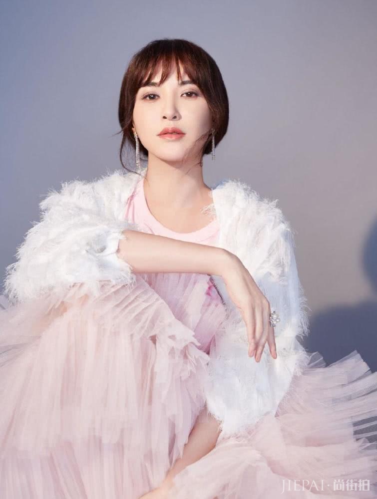 莫小奇穿粉色蛋糕裙甜美又帅气,换平头穿牛仔衣又酷劲十足