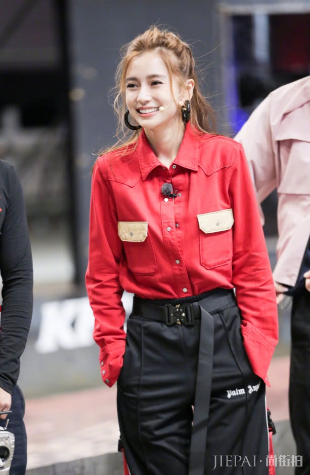 杨颖“千张裙”，看起来浪漫时尚！