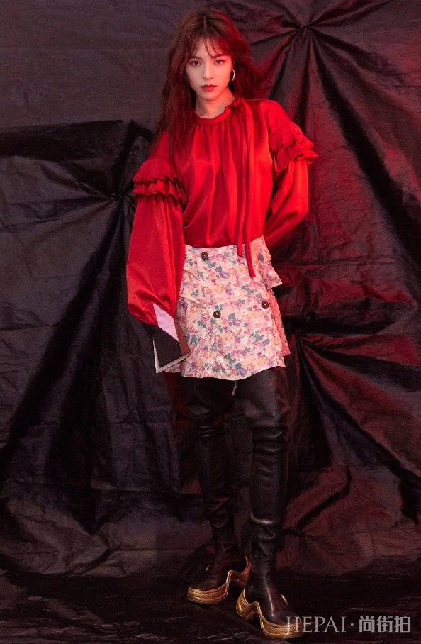 钟楚曦红色连衣裙长靴子现身，居然意外的好看