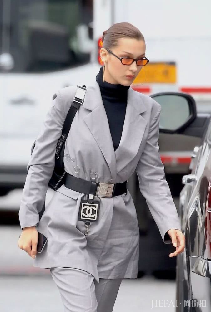 大衣羽绒服里面一件黑色打底衫全搞定