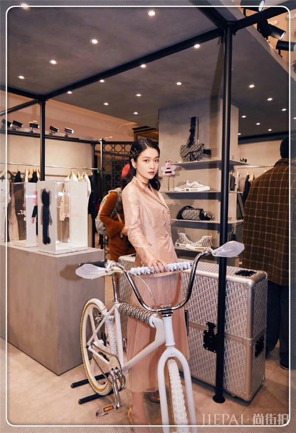 张雪干练西装加魅惑眼线秒变女强人！