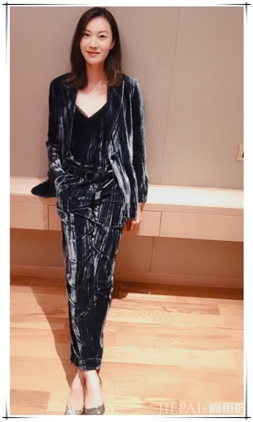 谢杏芳“奶奶装”也穿出高级感，难怪林丹会回头