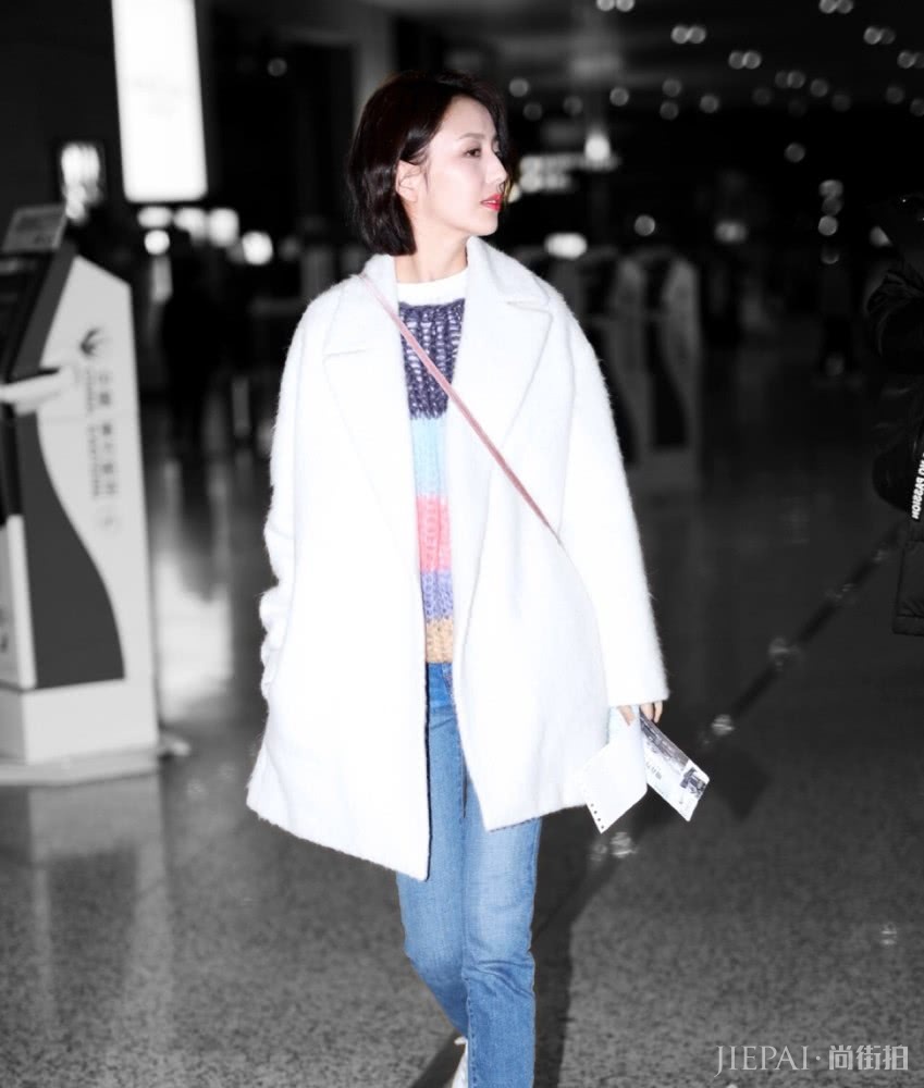 佟丽娅穿彩虹毛衣嫩回18岁