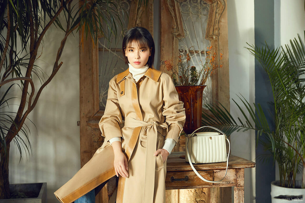 刘涛驼色风衣气场全开,短发嫩回21岁