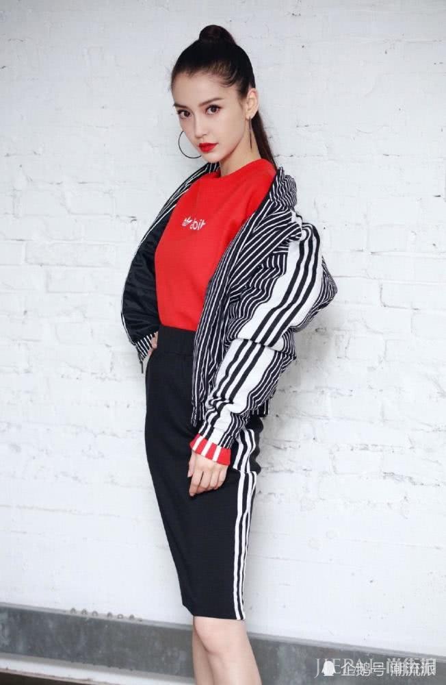 杨颖穿羽绒服配半身裙,硬照气场十足