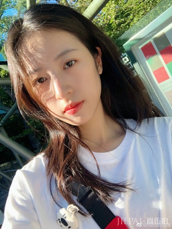 周雨彤的生活照靠衣品圈粉!?