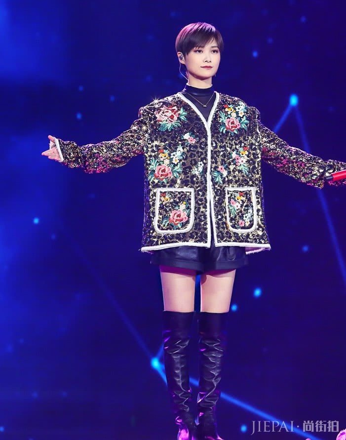 李宇春碎花外套居然穿出了高定风,气场真强!