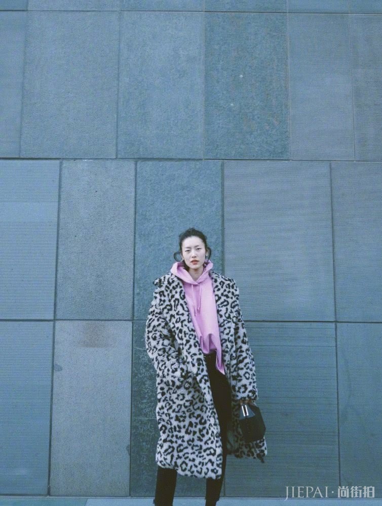 刘雯豹纹外套搭配粉色卫衣尽显青春活力，越长越漂亮