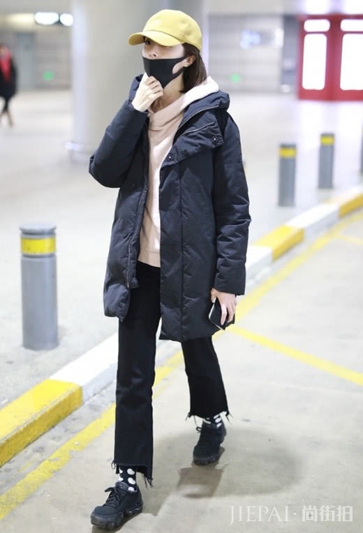 谁是今冬最chic搭配?让卫衣为羽绒服争光,秒杀路人甲