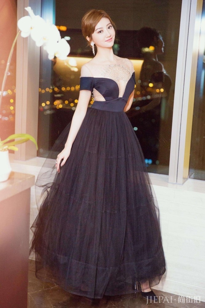 景甜一袭薄纱蛋糕长裙配丸子头,仙气十足又优雅