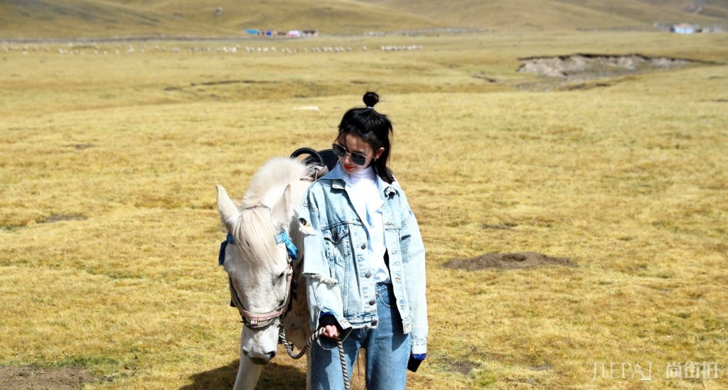 陈瑶西装短裙+羽绒服一点都不突兀，贼好看