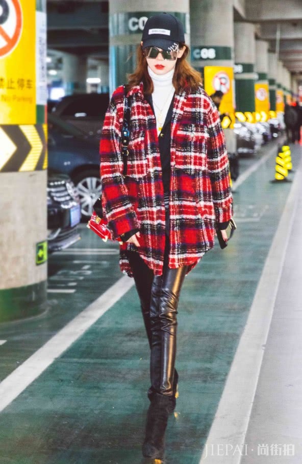 戚薇穿红色亮面羽绒服搭配玫红色皮包现身机场!
