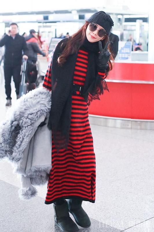 林志玲围巾搭条纹毛衣时髦大气