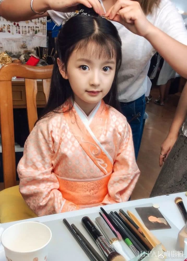 都说抖音洋娃娃是照网红界最美妈妈整的,看到她校花时照片真相了