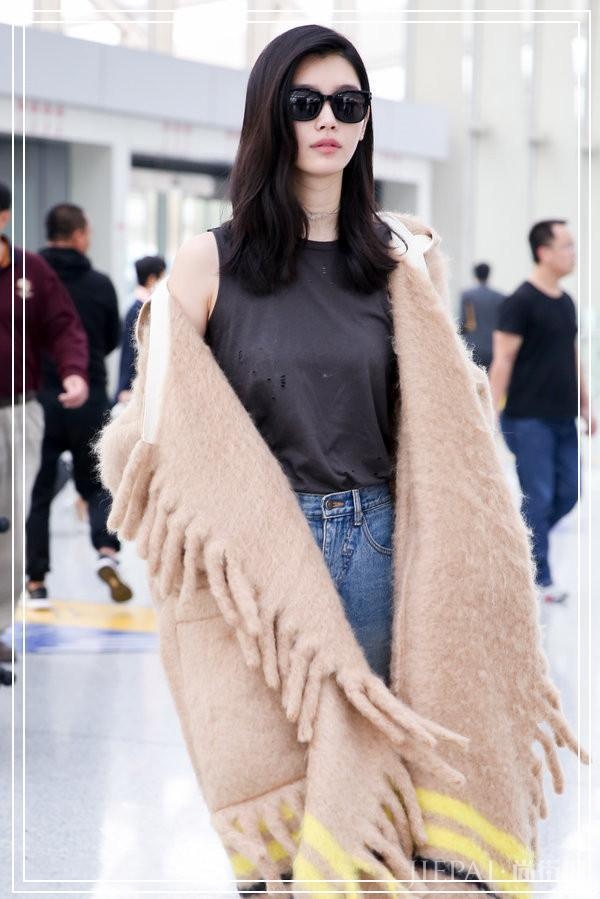 奚梦瑶穿流苏大衣，风格保守何止一点，何猷君真会管教