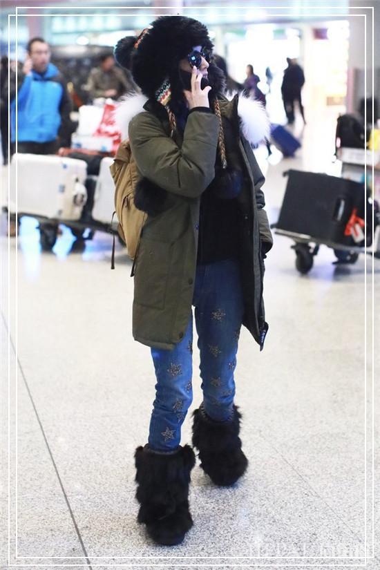 机场保暖只服黄圣依，雷锋帽配大棉袄+“狗熊鞋”