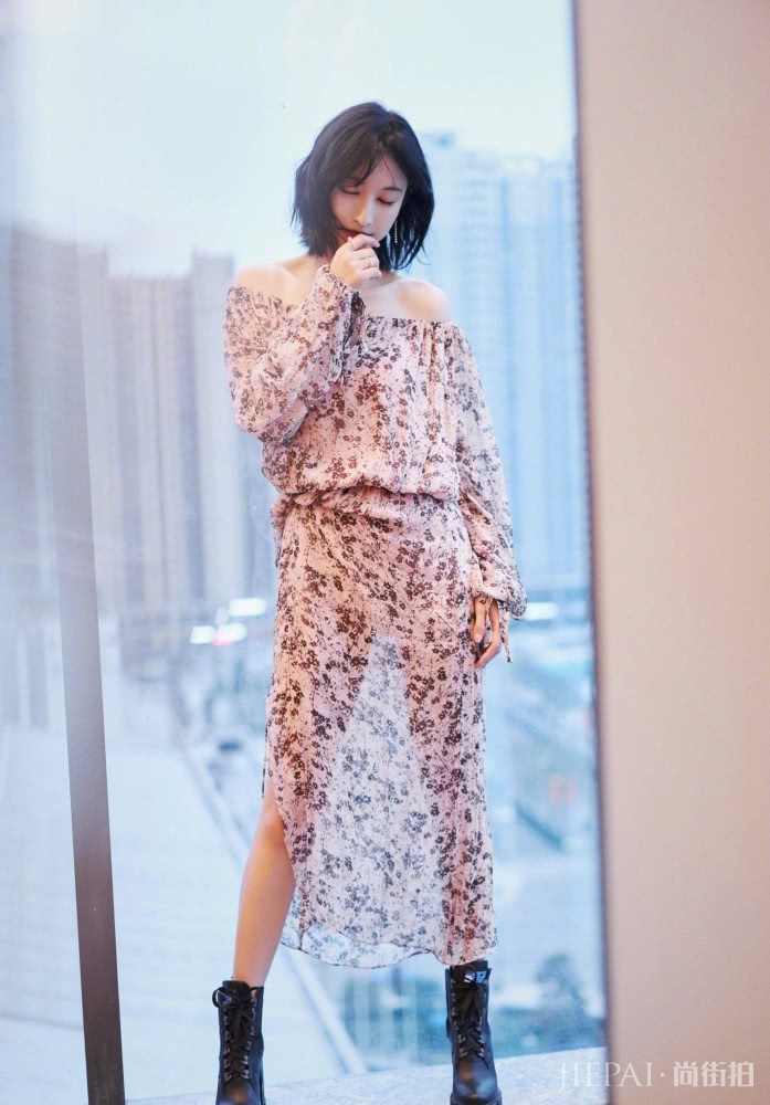 张俪将发尾弄凌乱了一些，气质变得更惊艳了！