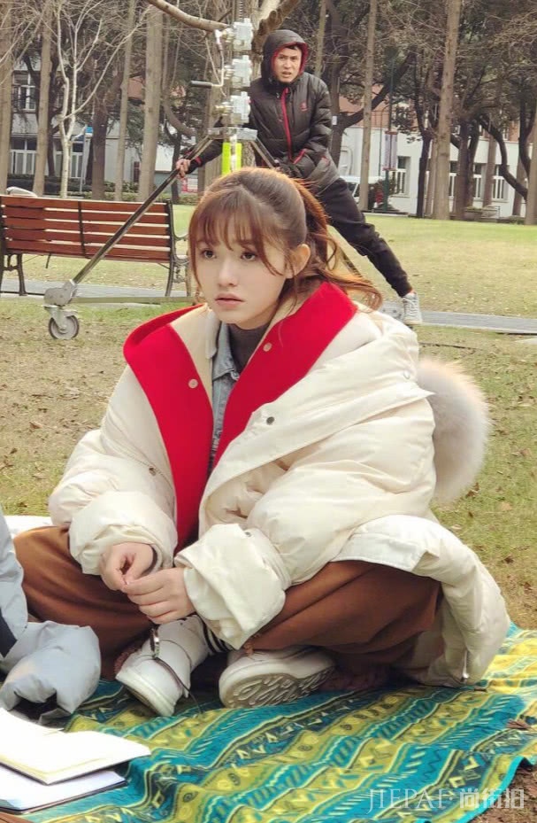 林允“刺猬外套”穿出可爱味道，却像200斤的肥仔！