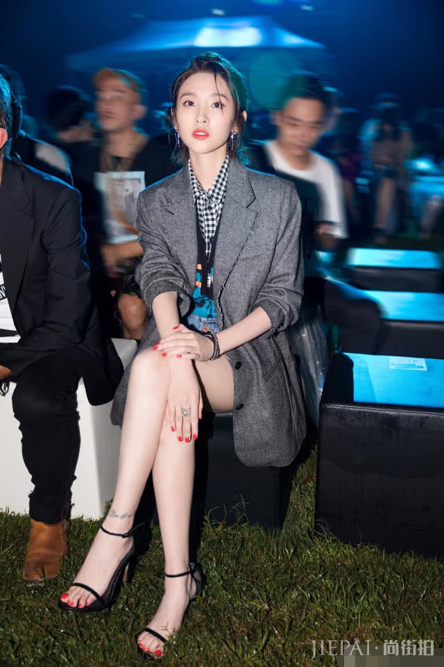 唐艺昕只要一条“星星裙”，就美成仙女！