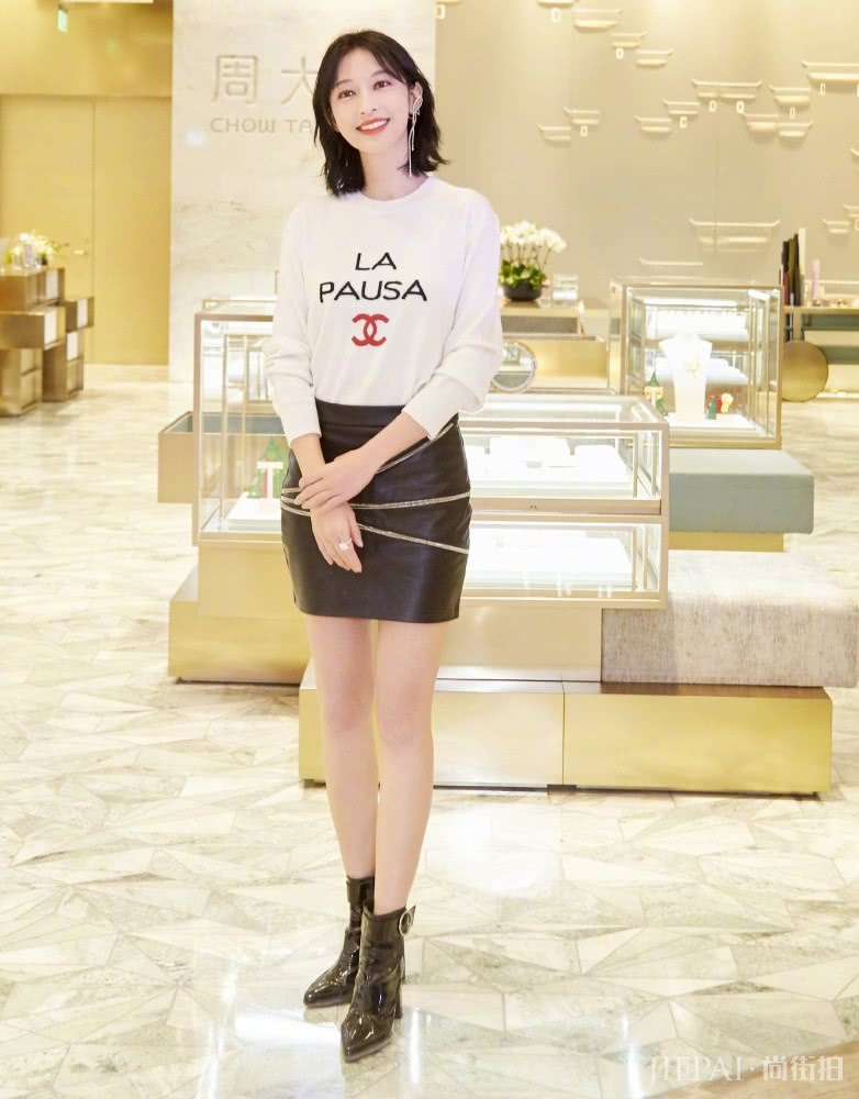 张俪将发尾弄凌乱了一些，气质变得更惊艳了！