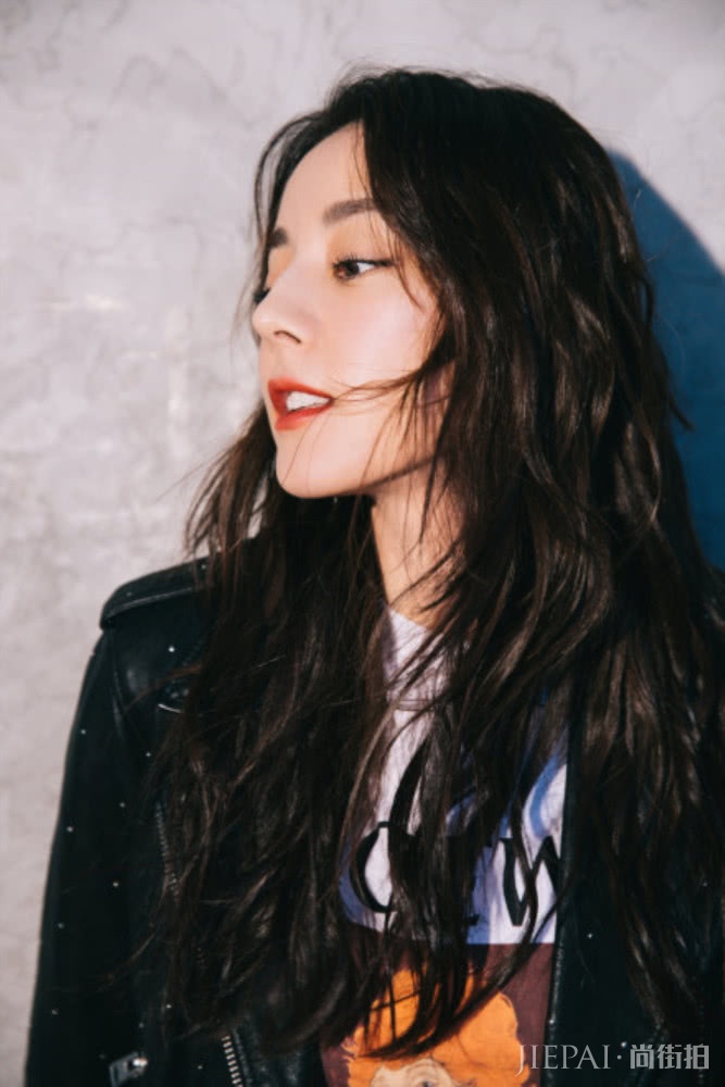 迪丽热巴铆钉小皮衣搭配牛仔短裤又酷又甜