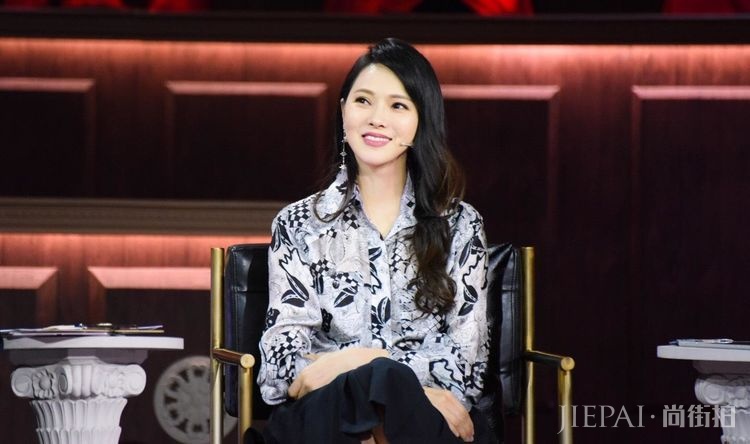 伊能静参加《超级演说家》,衬衫搭配黑裙优雅大方!