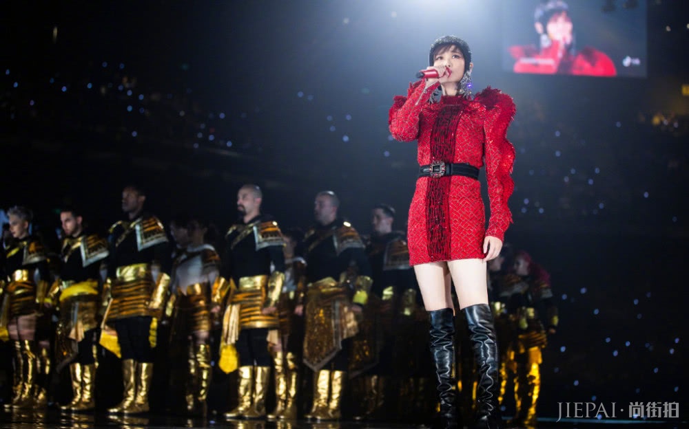 李宇春穿粉色褶皱上衣配半身裙浪漫复古,美得像一幅画