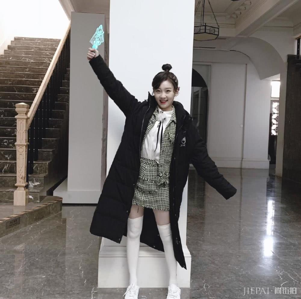 李子璇穿格纹露肩衫玩下衣失踪,“漫画腿”超吸睛