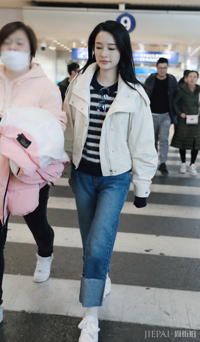 李沁机场秀短夹克搭配卷边牛仔裤