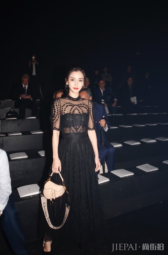 裴秀智与杨颖同穿一条晚礼服,一个甜美似公主,一个优雅如女王!