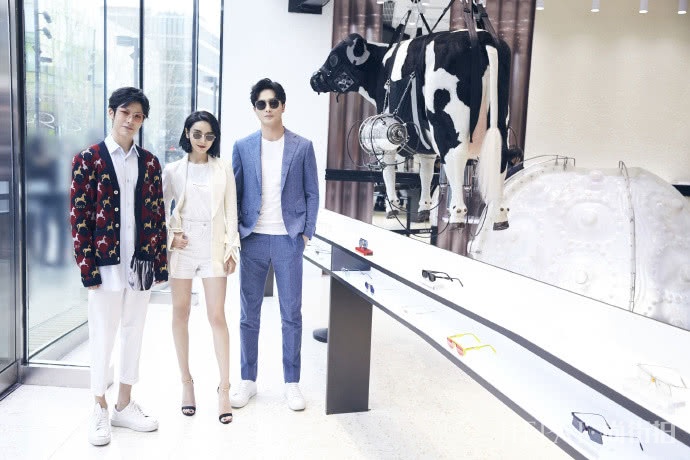 高伟光米兰街拍“侧颜杀”太厉害！穿上西装做型男，但这鞋子抢镜