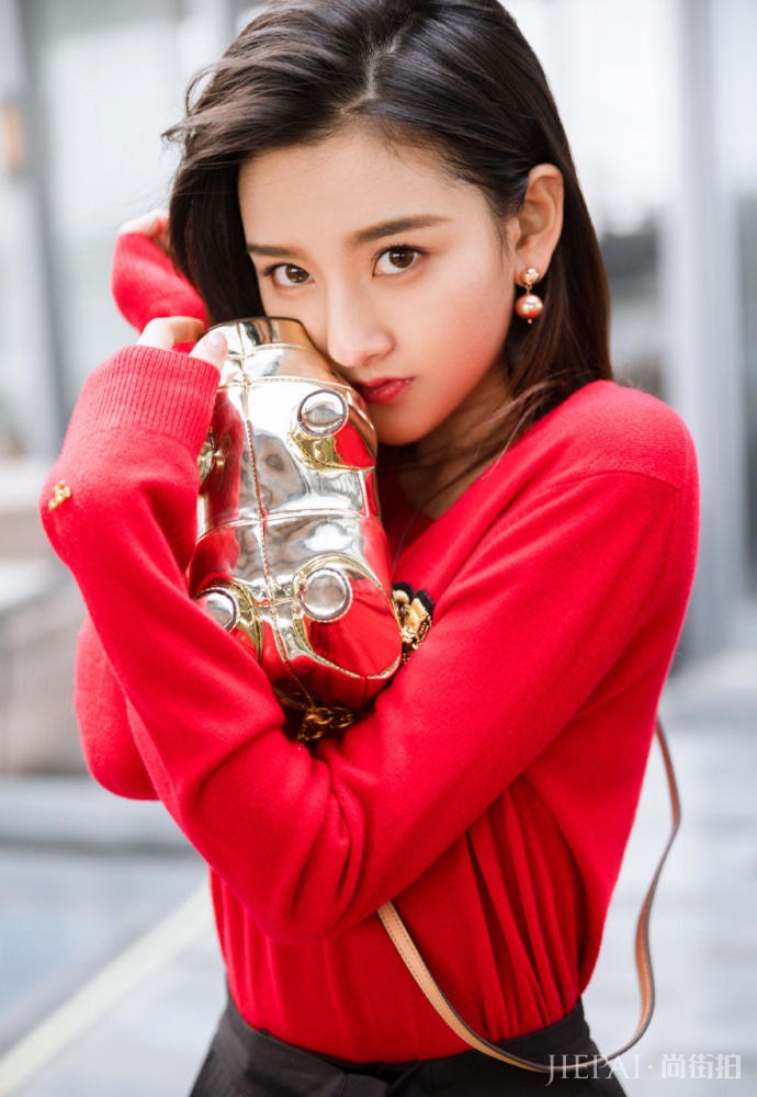 宋祖儿斜挎“金猪”受疯狂追捧，成了新带货女王？