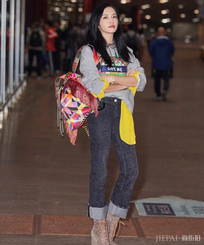 姚晨穿“胖毛衣”出门，胖的都认不出来了！