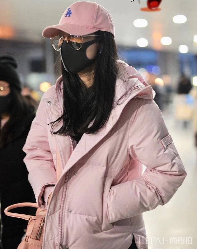 韩雪穿粉色羽绒服现身机场，超可爱