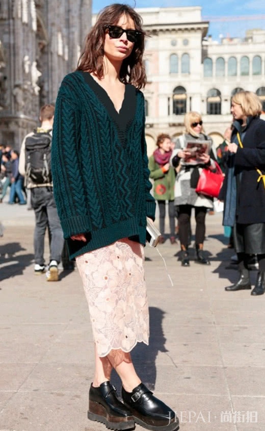 裙子搭毛衣才更出彩，尽显高品位！