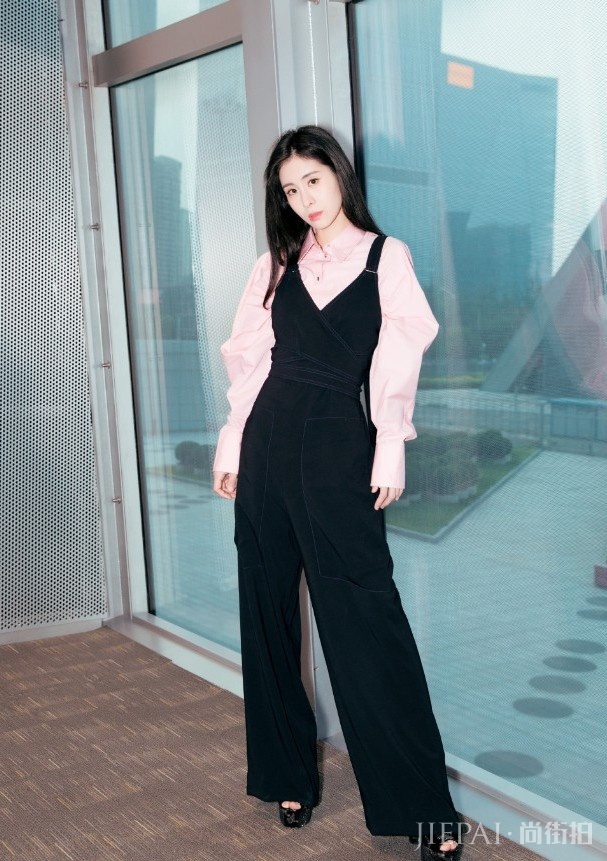 张碧晨长西装居然配上“蚊香鞋”，轻松凹出大长腿！