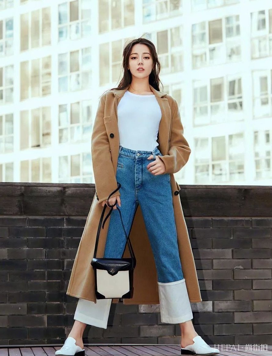 最流行的焦糖色大衣配阔腿裤竟然这么时髦