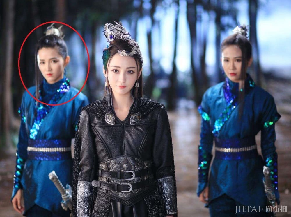 周开开《择天记》穿“塑料短靴”凹造型,鞋头还是开口的