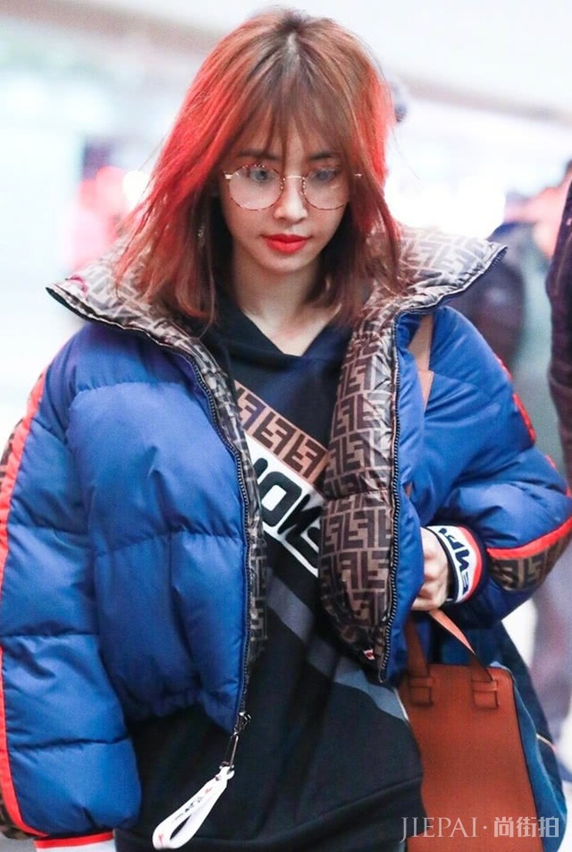 蔡依林羽绒服搭牛仔裤却有点看不懂