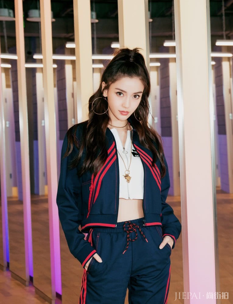 杨颖T恤搭配运动裙尽显女神范儿!