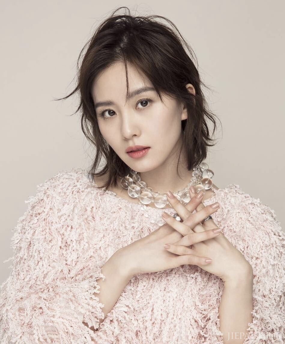 刘诗诗一头短发干练精致，帅气知性温柔！