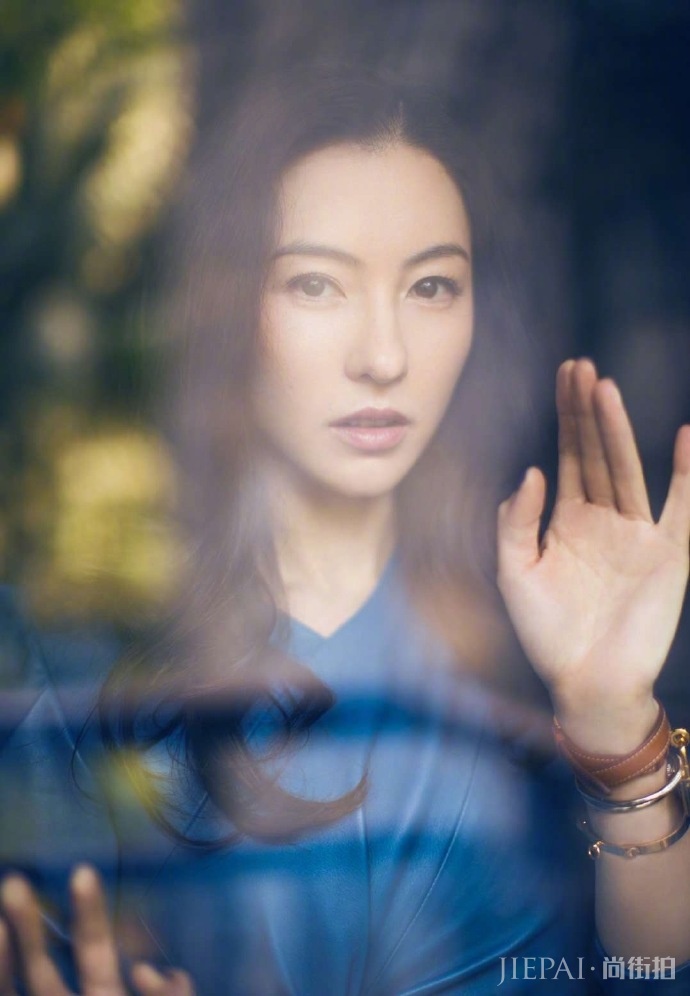 辣妈张柏芝蓝色裹臀裙配过膝高跟靴子!