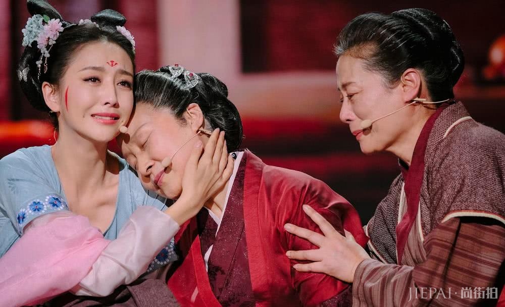 《国家宝藏》中佟丽娅穿襦裙温婉典雅极了，真漂亮