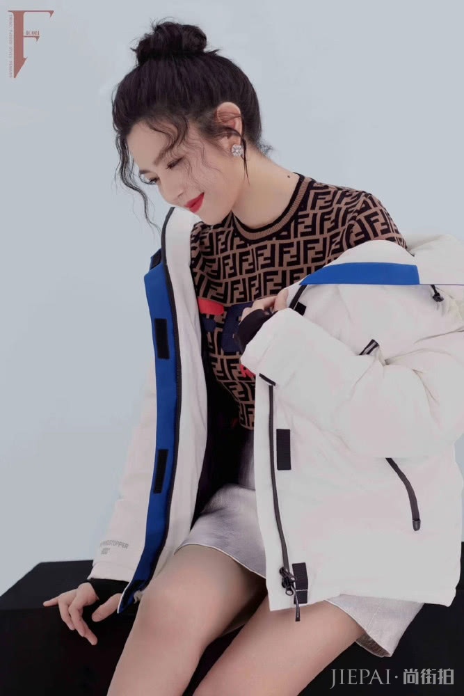 陈妍希一对小酒窝笑起来超级迷人，依然美若少女