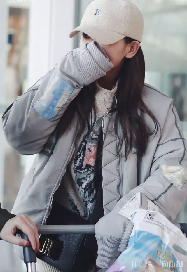 杨超越登芭莎男士封面,造型有点棒!