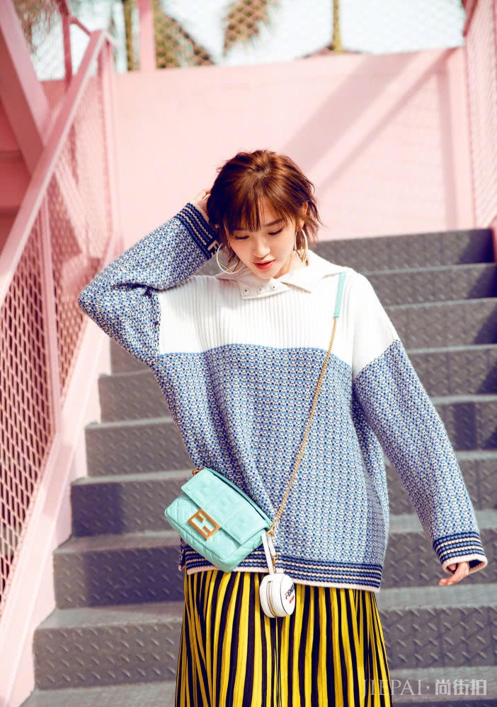 唐艺昕毛衣配裙子甜美有活力,过年内搭可以这么穿!