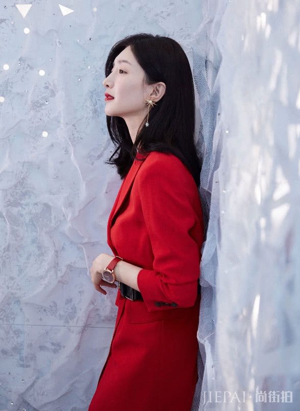 江疏影一身红衣“弹簧腿”白到发光