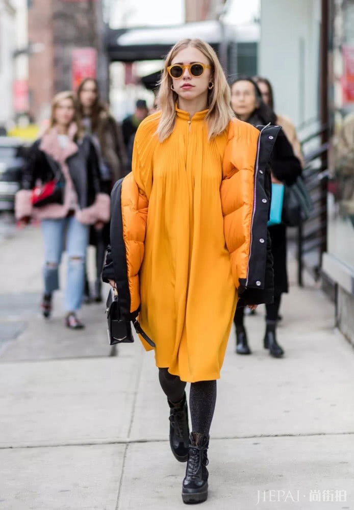 造型不够靓?黑色短靴来帮衬,尽显个性时尚范