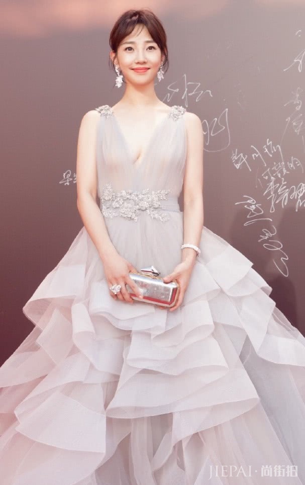 白百何穿出“牙签腰”,真美呀!